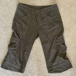 Athleta Low Rise Dipper Cargo Crop Capri Pants